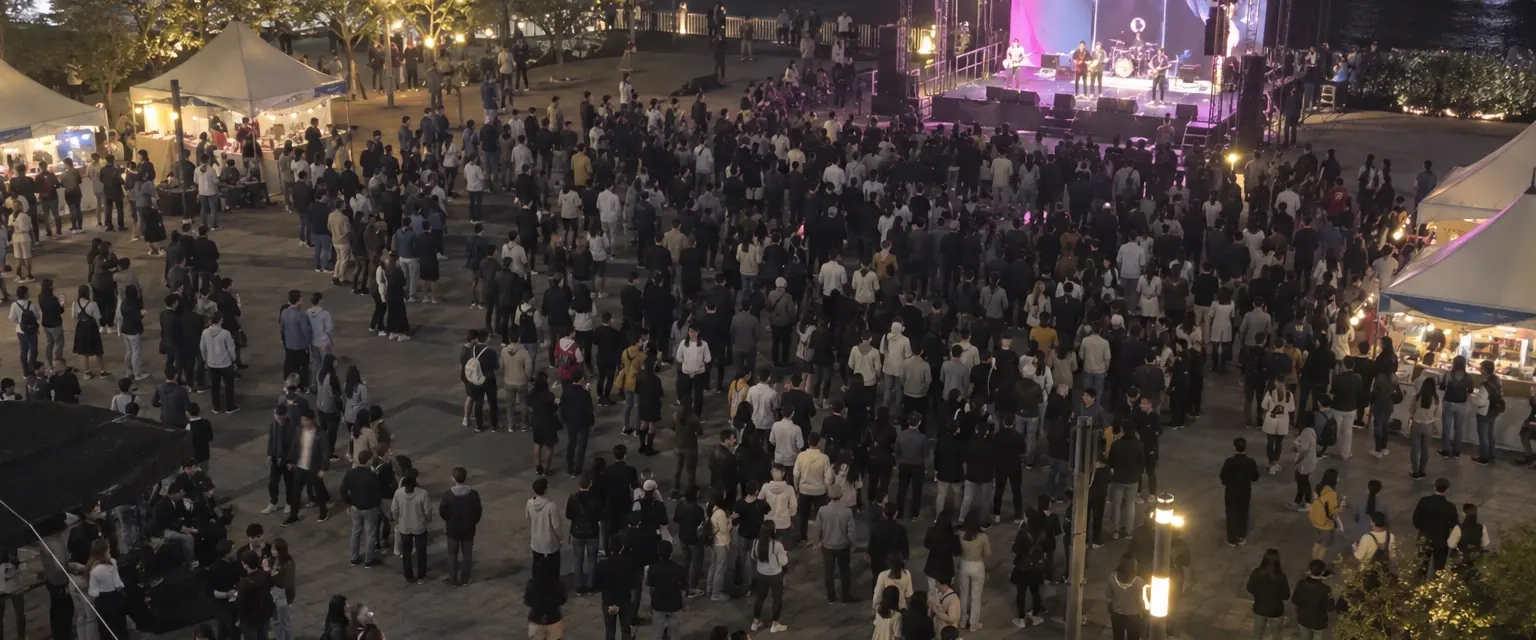 Illustration (AI-generated) — in a photo of a festival crowd, faces are mosaicked on site, each person becomes a single dot, and only the head count is sent.